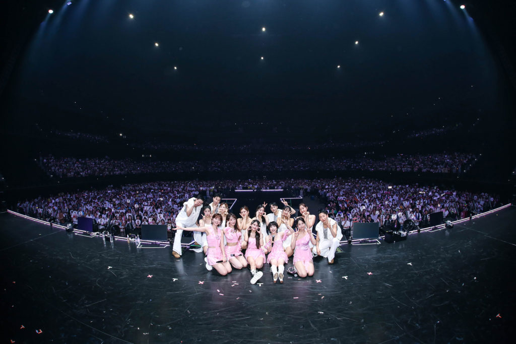 2025年7月6日、KARASIA6 横浜2日目。5人・ダンサーと客席の集合写真。公演公式「YOKOHAMA / DAY 2」掲載。